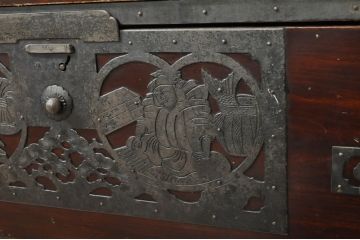 和製アンティーク　明治大正期　前面・内部桐(キリ)材　松・富士・七福神の縁起物をあしらった金具が魅力的な佐渡箪笥ローチェスト(八幡箪笥、和たんす、衣装タンス、収納箪笥、時代箪笥、引き出し、ローボード、テレビボード、テレビ台、TVボード、TV台)(R-078290)