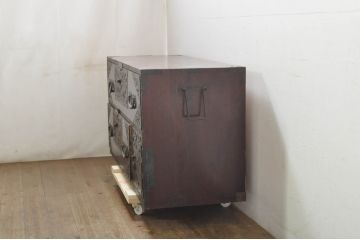 和製アンティーク　明治大正期　前面・内部桐(キリ)材　松・巾着・鶴・亀の縁起物をあしらった金具が魅力的な佐渡箪笥ローチェスト(八幡箪笥、和たんす、衣装タンス、収納箪笥、時代箪笥、引き出し、ローボード、テレビボード、テレビ台、TVボード、TV台)(R-078291)