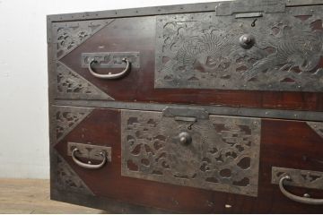 和製アンティーク　明治大正期　前面・内部桐(キリ)材　松・巾着・鶴・亀の縁起物をあしらった金具が魅力的な佐渡箪笥ローチェスト(八幡箪笥、和たんす、衣装タンス、収納箪笥、時代箪笥、引き出し、ローボード、テレビボード、テレビ台、TVボード、TV台)(R-078291)
