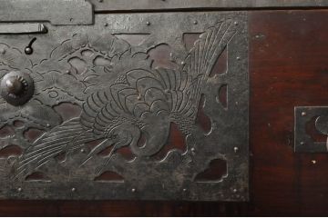 和製アンティーク　明治大正期　前面・内部桐(キリ)材　松・巾着・鶴・亀の縁起物をあしらった金具が魅力的な佐渡箪笥ローチェスト(八幡箪笥、和たんす、衣装タンス、収納箪笥、時代箪笥、引き出し、ローボード、テレビボード、テレビ台、TVボード、TV台)(R-078291)