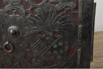 和製アンティーク　明治大正期　前面・内部桐(キリ)材　松・巾着・鶴・亀の縁起物をあしらった金具が魅力的な佐渡箪笥ローチェスト(八幡箪笥、和たんす、衣装タンス、収納箪笥、時代箪笥、引き出し、ローボード、テレビボード、テレビ台、TVボード、TV台)(R-078291)