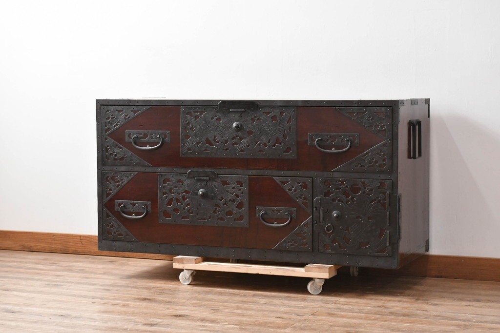 和製アンティーク　明治大正期　前面・内部桐(キリ)材　松・巾着・鶴・亀の縁起物をあしらった金具が魅力的な佐渡箪笥ローチェスト　(R-078291)