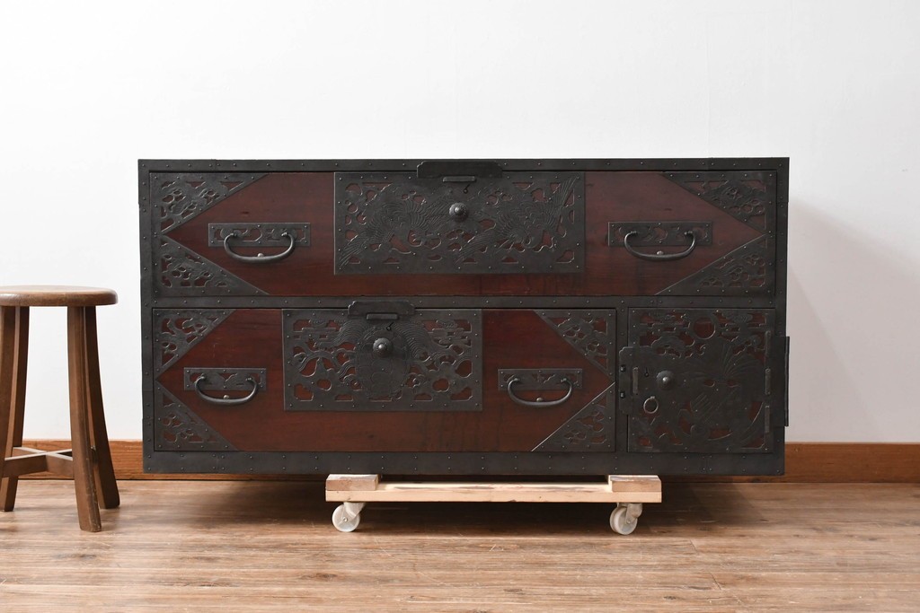 和製アンティーク　明治大正期　前面・内部桐(キリ)材　松・巾着・鶴・亀の縁起物をあしらった金具が魅力的な佐渡箪笥ローチェスト　(R-078291)