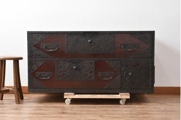 和製アンティーク　明治大正期　前面・内部桐(キリ)材　松・巾着・鶴・亀の縁起物をあしらった金具が魅力的な佐渡箪笥ローチェスト　(R-078291)