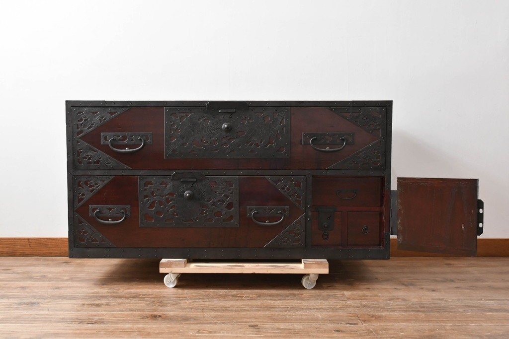 和製アンティーク　明治大正期　前面・内部桐(キリ)材　松・巾着・鶴・亀の縁起物をあしらった金具が魅力的な佐渡箪笥ローチェスト　(R-078291)