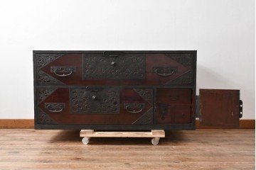 和製アンティーク　明治大正期　前面・内部桐(キリ)材　松・巾着・鶴・亀の縁起物をあしらった金具が魅力的な佐渡箪笥ローチェスト　(R-078291)