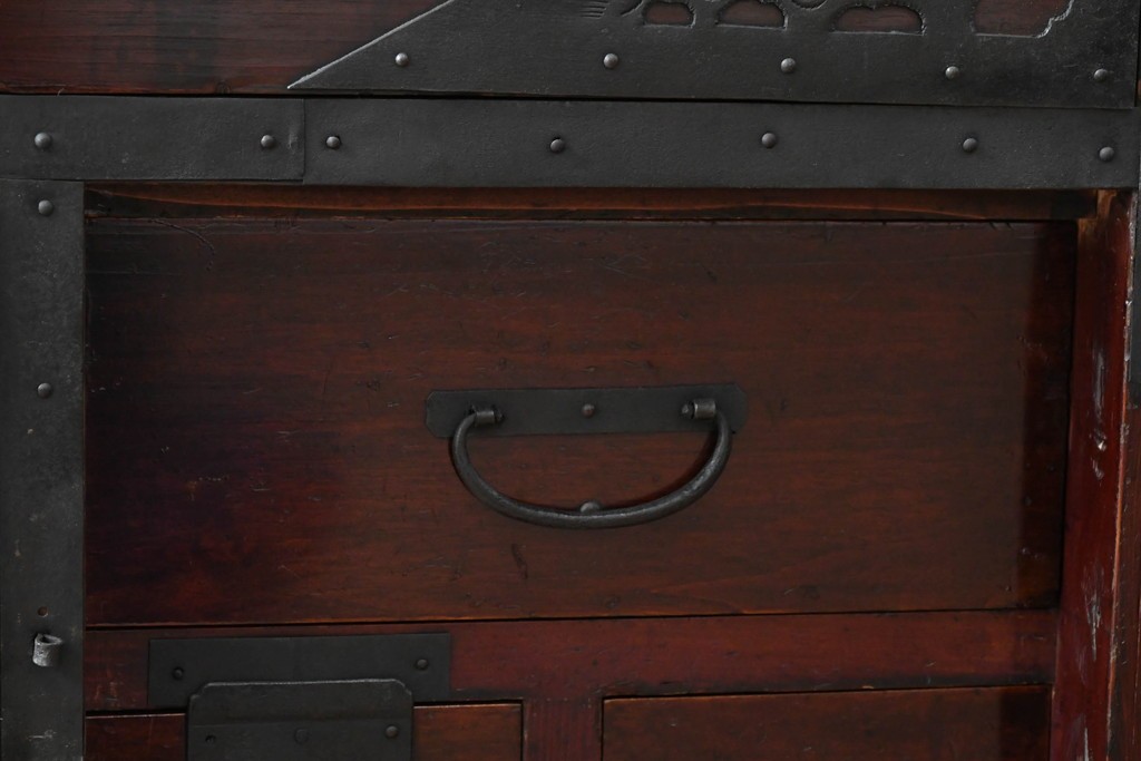 和製アンティーク　明治大正期　前面・内部桐(キリ)材　松・巾着・鶴・亀の縁起物をあしらった金具が魅力的な佐渡箪笥ローチェスト　(R-078291)