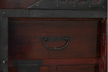 和製アンティーク　明治大正期　前面・内部桐(キリ)材　松・巾着・鶴・亀の縁起物をあしらった金具が魅力的な佐渡箪笥ローチェスト　(R-078291)