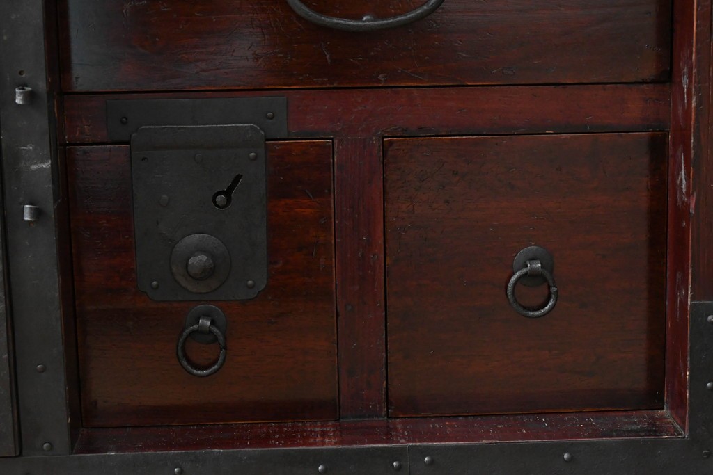 和製アンティーク　明治大正期　前面・内部桐(キリ)材　松・巾着・鶴・亀の縁起物をあしらった金具が魅力的な佐渡箪笥ローチェスト　(R-078291)