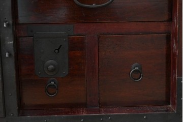 和製アンティーク　明治大正期　前面・内部桐(キリ)材　松・巾着・鶴・亀の縁起物をあしらった金具が魅力的な佐渡箪笥ローチェスト　(R-078291)