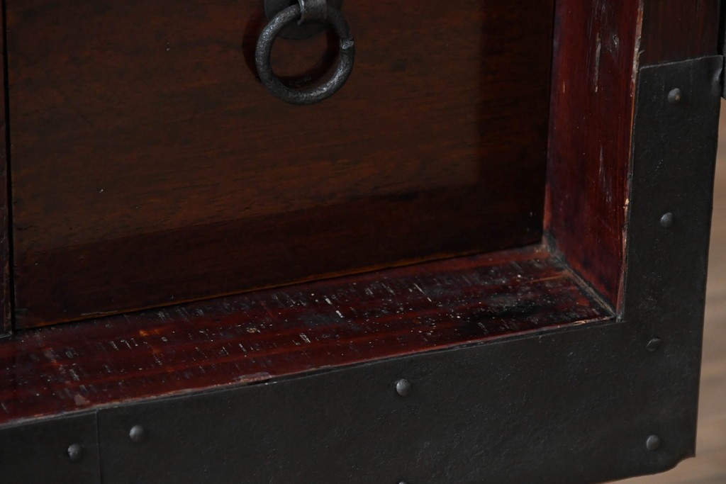 和製アンティーク　明治大正期　前面・内部桐(キリ)材　松・巾着・鶴・亀の縁起物をあしらった金具が魅力的な佐渡箪笥ローチェスト　(R-078291)