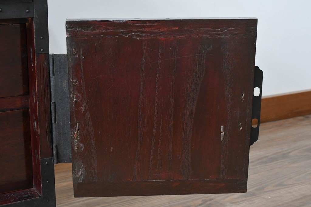 和製アンティーク　明治大正期　前面・内部桐(キリ)材　松・巾着・鶴・亀の縁起物をあしらった金具が魅力的な佐渡箪笥ローチェスト　(R-078291)