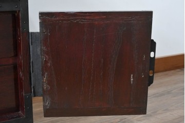 和製アンティーク　明治大正期　前面・内部桐(キリ)材　松・巾着・鶴・亀の縁起物をあしらった金具が魅力的な佐渡箪笥ローチェスト　(R-078291)