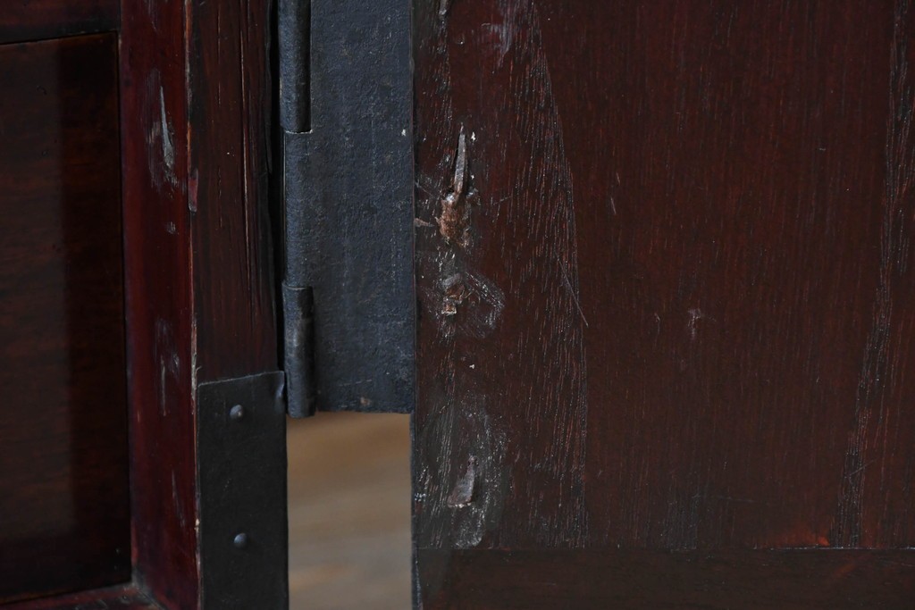 和製アンティーク　明治大正期　前面・内部桐(キリ)材　松・巾着・鶴・亀の縁起物をあしらった金具が魅力的な佐渡箪笥ローチェスト　(R-078291)