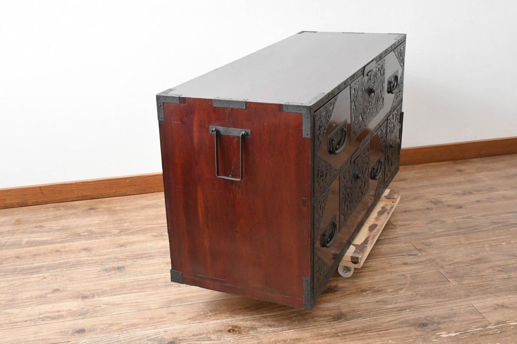 和製アンティーク　明治大正期　前面・内部桐(キリ)材　松・巾着・鶴・亀の縁起物をあしらった金具が魅力的な佐渡箪笥ローチェスト　(R-078291)