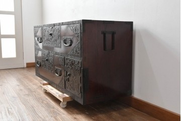 和製アンティーク　明治大正期　前面・内部桐(キリ)材　松・巾着・鶴・亀の縁起物をあしらった金具が魅力的な佐渡箪笥ローチェスト　(R-078291)