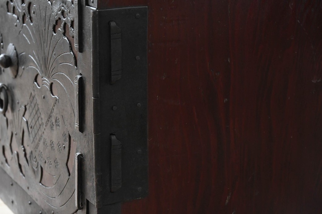 和製アンティーク　明治大正期　前面・内部桐(キリ)材　松・巾着・鶴・亀の縁起物をあしらった金具が魅力的な佐渡箪笥ローチェスト　(R-078291)