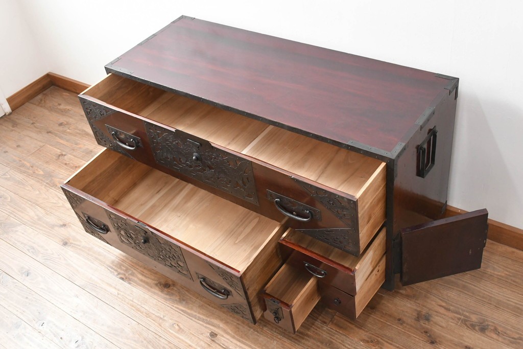 和製アンティーク　明治大正期　前面・内部桐(キリ)材　松・巾着・鶴・亀の縁起物をあしらった金具が魅力的な佐渡箪笥ローチェスト　(R-078291)