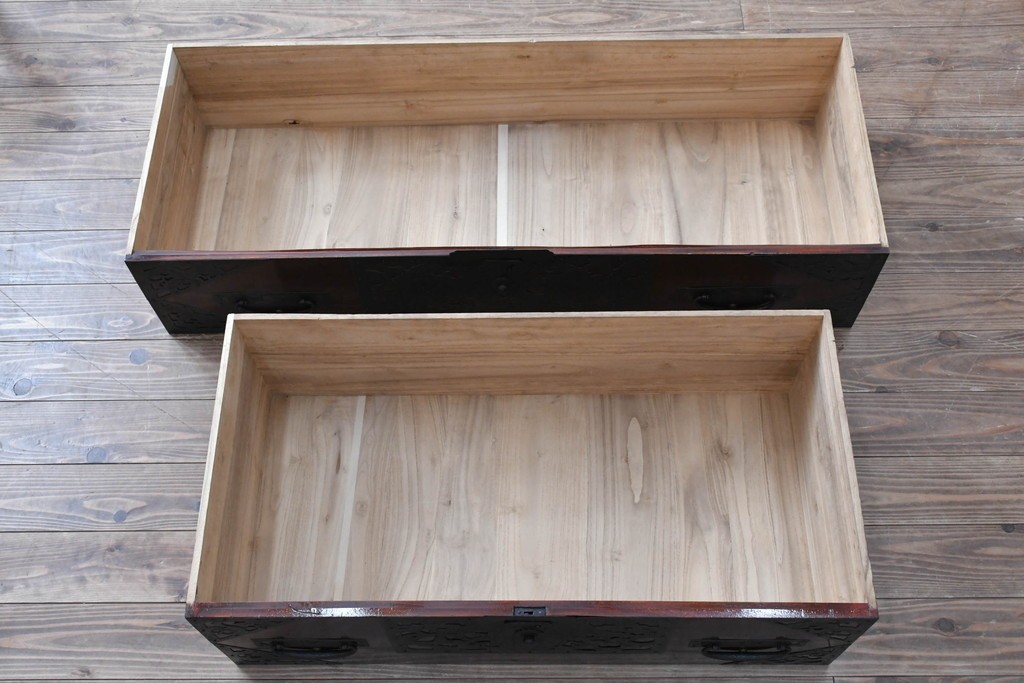 和製アンティーク　明治大正期　前面・内部桐(キリ)材　松・巾着・鶴・亀の縁起物をあしらった金具が魅力的な佐渡箪笥ローチェスト　(R-078291)