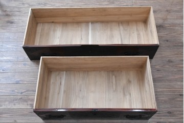 和製アンティーク　明治大正期　前面・内部桐(キリ)材　松・巾着・鶴・亀の縁起物をあしらった金具が魅力的な佐渡箪笥ローチェスト　(R-078291)