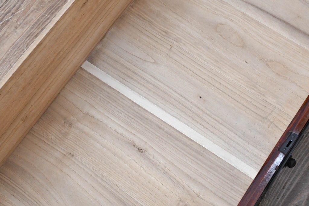 和製アンティーク　明治大正期　前面・内部桐(キリ)材　松・巾着・鶴・亀の縁起物をあしらった金具が魅力的な佐渡箪笥ローチェスト　(R-078291)