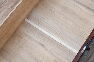 和製アンティーク　明治大正期　前面・内部桐(キリ)材　松・巾着・鶴・亀の縁起物をあしらった金具が魅力的な佐渡箪笥ローチェスト　(R-078291)