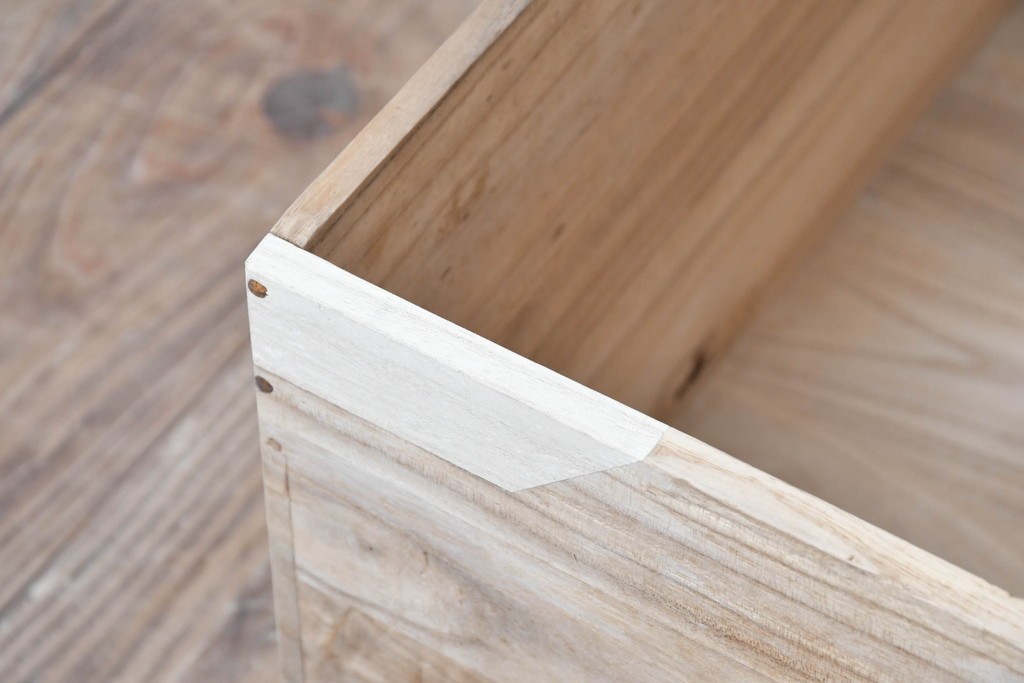 和製アンティーク　明治大正期　前面・内部桐(キリ)材　松・巾着・鶴・亀の縁起物をあしらった金具が魅力的な佐渡箪笥ローチェスト　(R-078291)