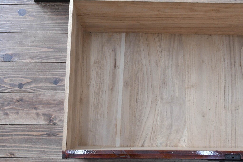 和製アンティーク　明治大正期　前面・内部桐(キリ)材　松・巾着・鶴・亀の縁起物をあしらった金具が魅力的な佐渡箪笥ローチェスト　(R-078291)