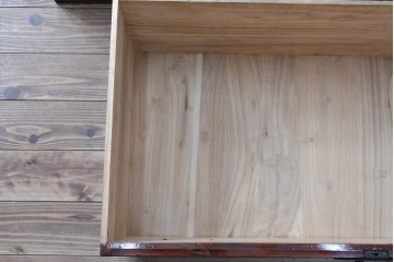 和製アンティーク　明治大正期　前面・内部桐(キリ)材　松・巾着・鶴・亀の縁起物をあしらった金具が魅力的な佐渡箪笥ローチェスト　(R-078291)