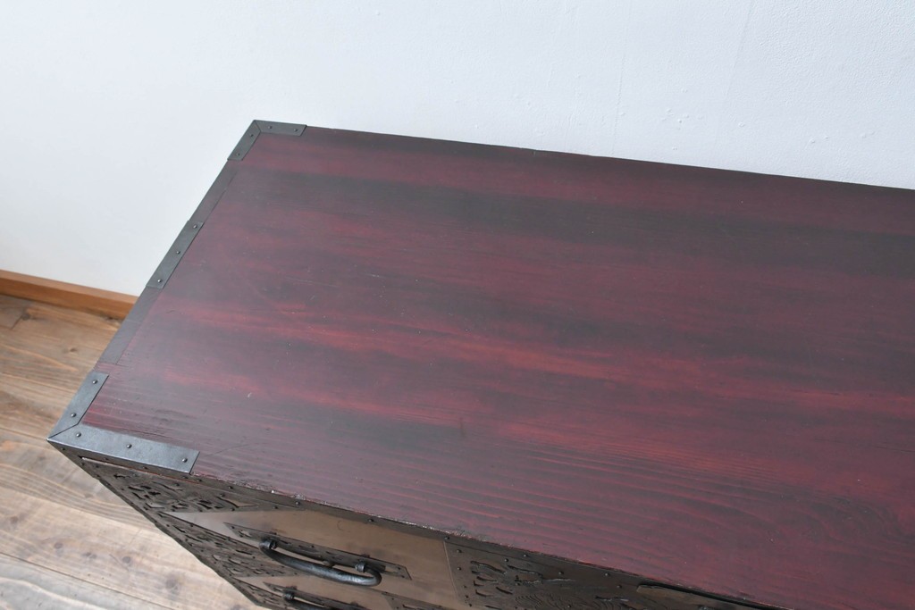 和製アンティーク　明治大正期　前面・内部桐(キリ)材　松・巾着・鶴・亀の縁起物をあしらった金具が魅力的な佐渡箪笥ローチェスト　(R-078291)