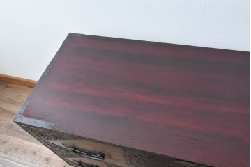 和製アンティーク　明治大正期　前面・内部桐(キリ)材　松・巾着・鶴・亀の縁起物をあしらった金具が魅力的な佐渡箪笥ローチェスト　(R-078291)