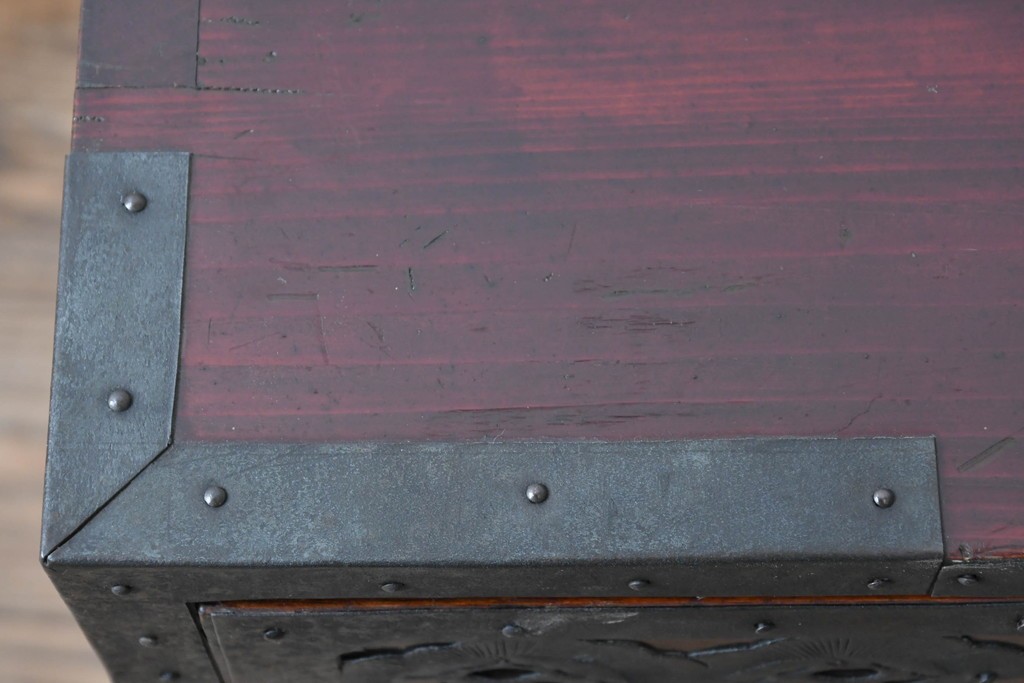 和製アンティーク　明治大正期　前面・内部桐(キリ)材　松・巾着・鶴・亀の縁起物をあしらった金具が魅力的な佐渡箪笥ローチェスト　(R-078291)