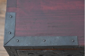 和製アンティーク　明治大正期　前面・内部桐(キリ)材　松・巾着・鶴・亀の縁起物をあしらった金具が魅力的な佐渡箪笥ローチェスト　(R-078291)