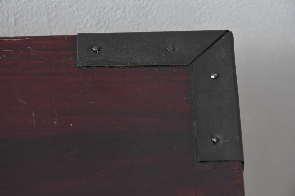 和製アンティーク　明治大正期　前面・内部桐(キリ)材　松・巾着・鶴・亀の縁起物をあしらった金具が魅力的な佐渡箪笥ローチェスト　(R-078291)