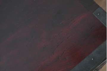 和製アンティーク　明治大正期　前面・内部桐(キリ)材　松・巾着・鶴・亀の縁起物をあしらった金具が魅力的な佐渡箪笥ローチェスト　(R-078291)