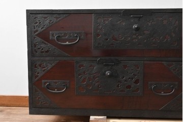 和製アンティーク　明治大正期　前面・内部桐(キリ)材　松・巾着・鶴・亀の縁起物をあしらった金具が魅力的な佐渡箪笥ローチェスト　(R-078291)