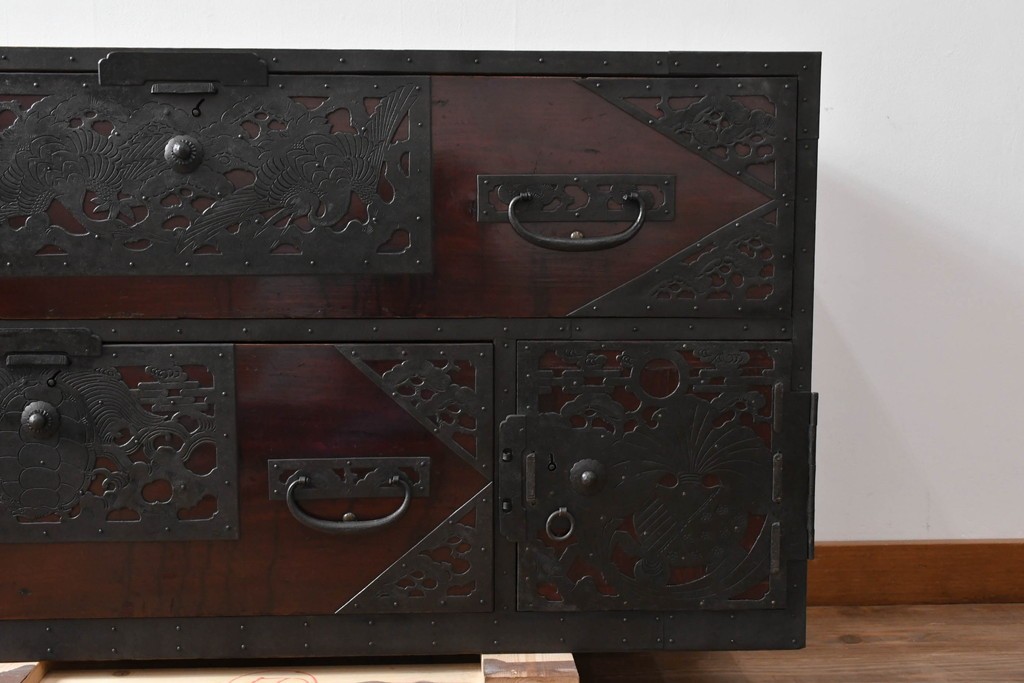 和製アンティーク　明治大正期　前面・内部桐(キリ)材　松・巾着・鶴・亀の縁起物をあしらった金具が魅力的な佐渡箪笥ローチェスト　(R-078291)