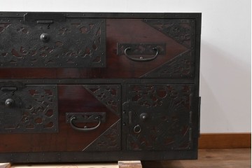 和製アンティーク　明治大正期　前面・内部桐(キリ)材　松・巾着・鶴・亀の縁起物をあしらった金具が魅力的な佐渡箪笥ローチェスト　(R-078291)