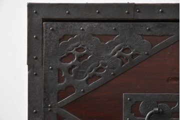 和製アンティーク　明治大正期　前面・内部桐(キリ)材　松・巾着・鶴・亀の縁起物をあしらった金具が魅力的な佐渡箪笥ローチェスト　(R-078291)