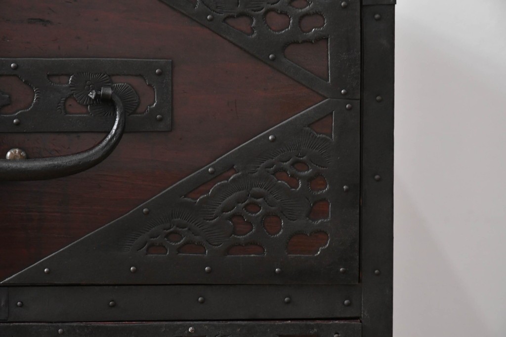 和製アンティーク　明治大正期　前面・内部桐(キリ)材　松・巾着・鶴・亀の縁起物をあしらった金具が魅力的な佐渡箪笥ローチェスト　(R-078291)