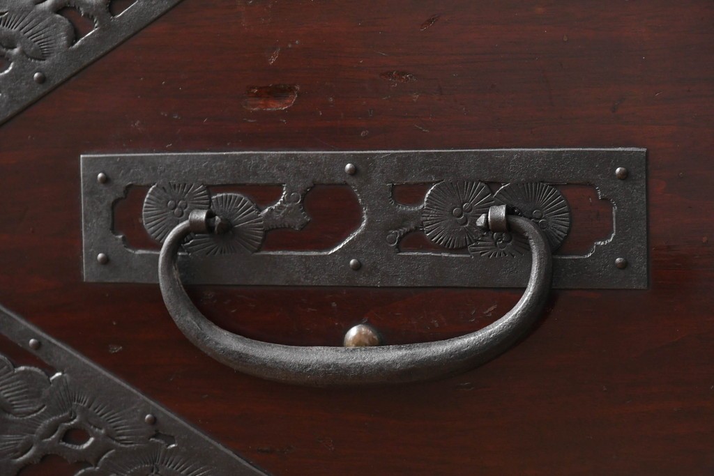 和製アンティーク　明治大正期　前面・内部桐(キリ)材　松・巾着・鶴・亀の縁起物をあしらった金具が魅力的な佐渡箪笥ローチェスト　(R-078291)