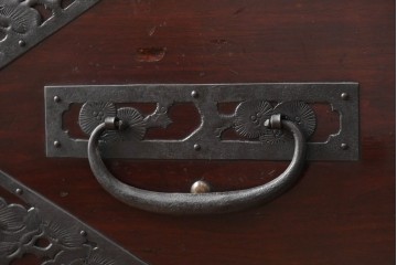 和製アンティーク　明治大正期　前面・内部桐(キリ)材　松・巾着・鶴・亀の縁起物をあしらった金具が魅力的な佐渡箪笥ローチェスト　(R-078291)