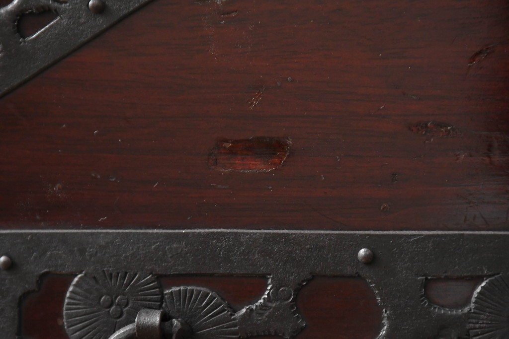 和製アンティーク　明治大正期　前面・内部桐(キリ)材　松・巾着・鶴・亀の縁起物をあしらった金具が魅力的な佐渡箪笥ローチェスト　(R-078291)