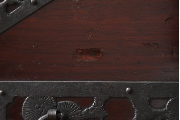 和製アンティーク　明治大正期　前面・内部桐(キリ)材　松・巾着・鶴・亀の縁起物をあしらった金具が魅力的な佐渡箪笥ローチェスト　(R-078291)