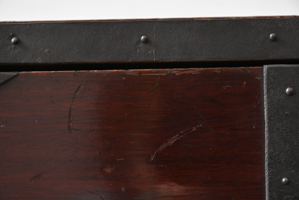 和製アンティーク　明治大正期　前面・内部桐(キリ)材　松・巾着・鶴・亀の縁起物をあしらった金具が魅力的な佐渡箪笥ローチェスト　(R-078291)