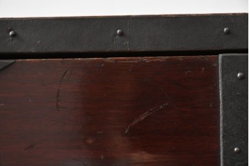 和製アンティーク　明治大正期　前面・内部桐(キリ)材　松・巾着・鶴・亀の縁起物をあしらった金具が魅力的な佐渡箪笥ローチェスト　(R-078291)