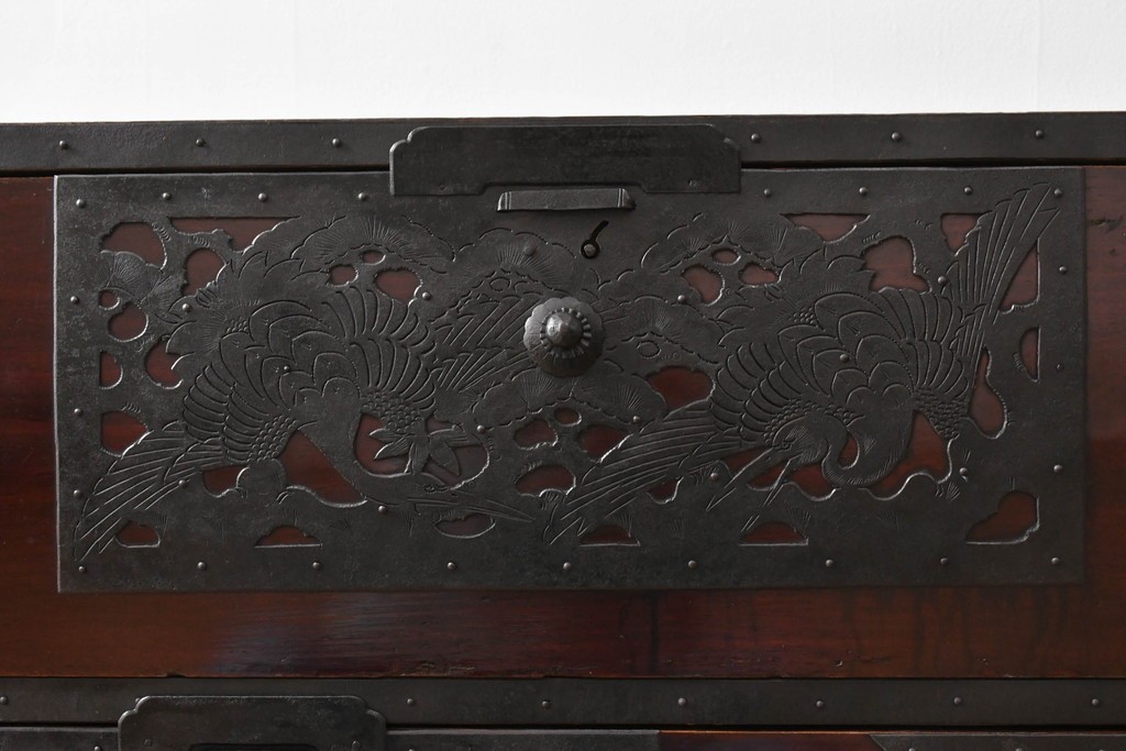 和製アンティーク　明治大正期　前面・内部桐(キリ)材　松・巾着・鶴・亀の縁起物をあしらった金具が魅力的な佐渡箪笥ローチェスト　(R-078291)