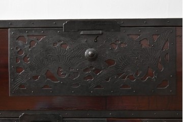和製アンティーク　明治大正期　前面・内部桐(キリ)材　松・巾着・鶴・亀の縁起物をあしらった金具が魅力的な佐渡箪笥ローチェスト　(R-078291)