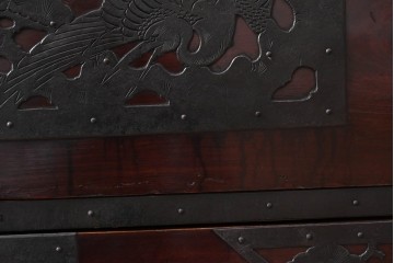 和製アンティーク　明治大正期　前面・内部桐(キリ)材　松・巾着・鶴・亀の縁起物をあしらった金具が魅力的な佐渡箪笥ローチェスト　(R-078291)