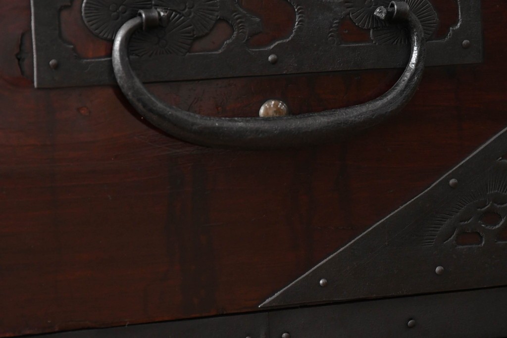 和製アンティーク　明治大正期　前面・内部桐(キリ)材　松・巾着・鶴・亀の縁起物をあしらった金具が魅力的な佐渡箪笥ローチェスト　(R-078291)